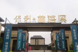 洛阳一女子买新房尚未装修就多处漏水，修补多次后下雨继续漏图片