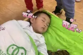 幼儿园“最贪睡宝宝”走红，惹全班师生围观，网友调侃：睡美男图片