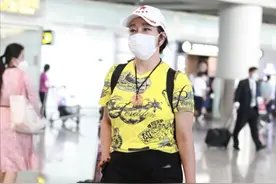 刘晓庆真是人老心不老，T恤都选"扎眼色"，但穿着真挺年轻的图片