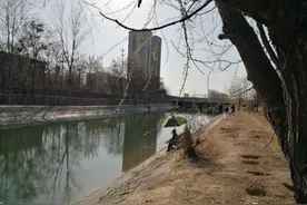 春天来了，保定护城河散步，很多钓友都开始行动了，看看钓鱼场景图片