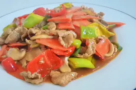 厨师长分享饭店蘑菇炒肉片做法，肉片滑嫩蘑菇鲜，全家解解馋图片