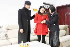 女儿每月给母亲寄钱，当她回家却找不到母亲，这时大姐出现了视频封面