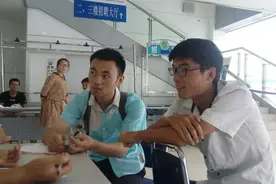 江西一美女大学生露宿街头，众人深表同情，结局却出现反转图片