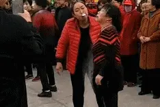 洒水车才不管你下不下雨，照样往路上洒水图片