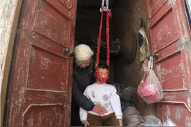 “太疼了，我要下来……”河南男孩天天被妈妈奶奶逼着“上吊”图片