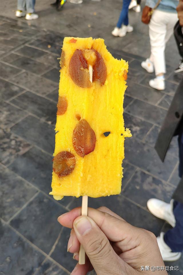 河南大叔卖切糕成网红，一天能卖五千多元，儿子“抢生意”也摆摊