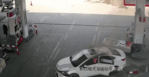 贵州一小轿车燃烧冲进加油站！员工30秒灭火，操作堪称教科书！图片