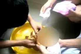 林地里听到“哇哇”哭声，男子寻声找到弃婴，身上已有多处溃烂图片