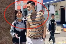“最年轻爸爸”火了！接女儿放学被误认成男友，老师：你早恋了？图片
