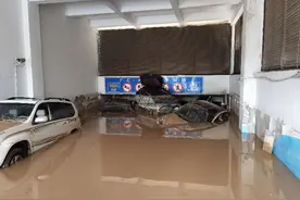 郑州金水区广汇pama小区地库被淹，汽油味大请求市政救援图片