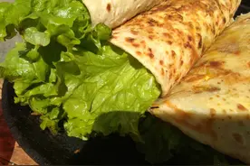 在家做鸡蛋灌饼，百分百成功，各个鼓大泡外酥里内营养丰富图片