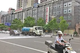 潮州市民吐槽洒水车洒水溅湿路人图片
