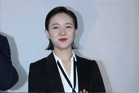 中性风太显嫩？30+的焦俊艳利落短发配西装，挺有“小女孩”气图片