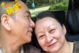 56岁温兆伦近照，亲吻三婚娇妻好甜蜜，被曝经商后身价过亿图片