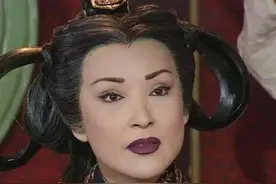 72岁陈莎莉曾被骗光养老金，两婚两离独打拼，如今和儿子相依为命图片