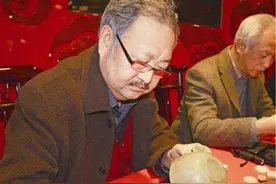 女子贴身佩戴一块玉10年，专家：你胆子可真大，你可知这玉来历图片