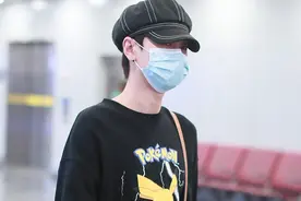 汪苏泷穿皮卡丘卫衣背米老鼠包包，双手倒背上演反差萌图片