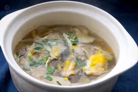 买黄颡鱼时，外行人专挑个头大颜色黄的，摊贩：这种鱼自己都不吃图片