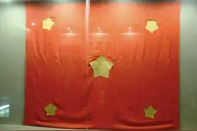 这个"盗版"五星红旗完全错误，但是为何会被珍藏在国家博物馆里？图片