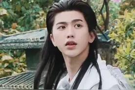 《奔跑吧兄弟》蔡徐坤太辛苦，以一敌五演反派，做任务后背汗湿透图片