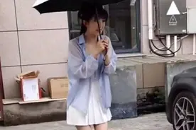 “求求你们不要蹲下”，张含韵遭“裙底偷拍”，屈膝拜托惹人心疼图片