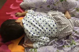 孩子晚上睡觉频繁踢被子，除了热之外，宝宝可能还有这些苦衷图片