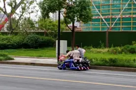 新一代的双人电动摩托图片