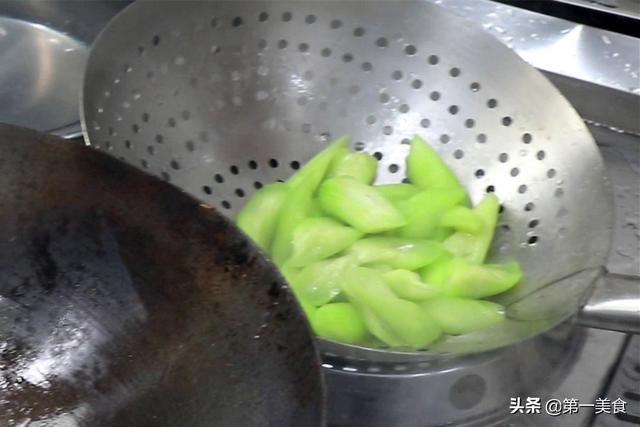 丝瓜作为夏季时令菜、和番茄绝配，维c含量高，简单一炒营养美味