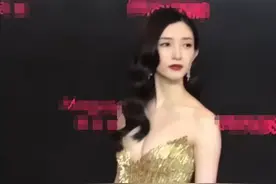 江疏影深v礼服秀傲人胸围，高开叉大秀美腿，网友：胡歌要后悔了图片