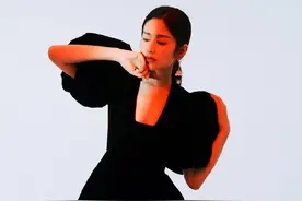 还以为颖儿蕾丝袜很low，可搭配泡泡袖方领裙，意外高级感满满图片