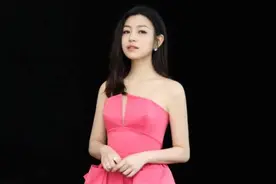 娃娃脸赵丽颖陈妍希撞衫，同为宝妈，气质一眼看出差距图片