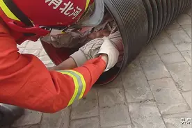 青县一男童嬉戏被卡管道中 消防员切断管道救出孩子图片