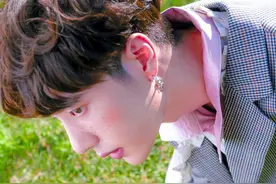 王一博化身草间少年拍写真，造型时髦，镜头表现力很足图片