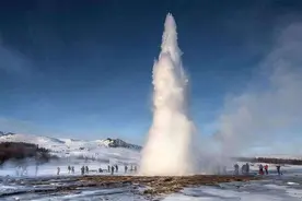 喷泉都是人工建造的？水也会主动向上喷涌，形成天然喷泉和温泉图片