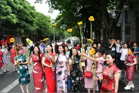 高考家长们的“花式应援”，举向日葵不算什么，紫色裤衩才是硬核图片