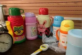 央视曝光：保温杯成“夺命杯”，热水2秒变毒水，很多孩子天天用图片