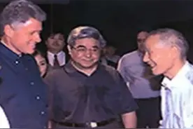 克林顿参观兵马俑后奇怪的让一农民给他签名，农民却给他画三个圈图片