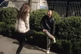 山东一夫妻玩斗鸡游戏，老婆扑空整个人跌进草丛，网友：你要惨了图片