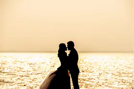 一个中年女性，如何让老公爱得更深？需要明白这4个婚姻技巧图片