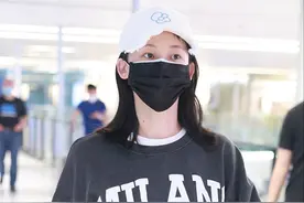 苗苗“反季节”穿搭挺时髦，大夏天叠穿卫衣走机场，身材看着真好图片