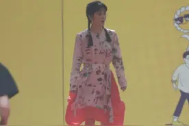 谢娜复工录制节目，这件裙子奶奶辈都不敢轻易穿，她却还能穿出门图片