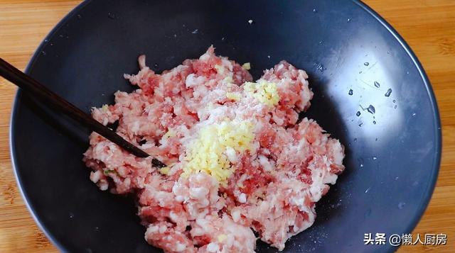 天冷爱吃这道菜，教你马蹄猪肉丸子的做法，猪肉肥瘦选择有小窍门