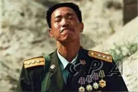 妻子出葬当天，他带着全部勋章长跪不起:我对得起国家却对不起你图片