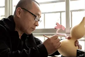 高台五旬大叔玩转“葫芦娃”图片