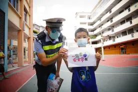 无人机喊话护航，大手小手“画安全”，蜀黍带你“犇”向新学期！丨我为群众办实事图片