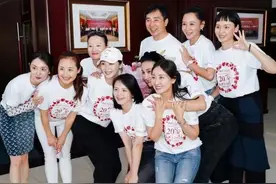 张歆艺和黄海波老婆是同学！曲栅栅晒毕业20年聚会照，境况大不同图片