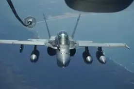 中国歼15又完成一次壮举，首次公开加油画面，加油方式有特别之处图片