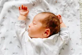 宝宝睡觉时总爱举起双手，怕他着凉要不要干预？这里头学问大了图片