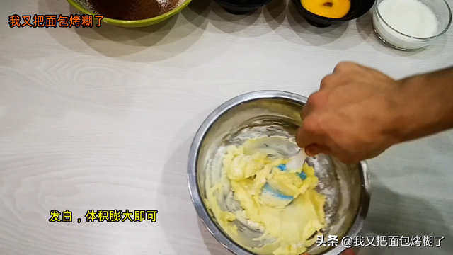 红丝绒蛋糕是什么材料做的（烘焙师教你做红丝绒蛋糕）