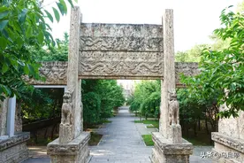 山东散落在校园的国宝牌坊,展示明代石刻精华,不愧为明藩王的大门图片